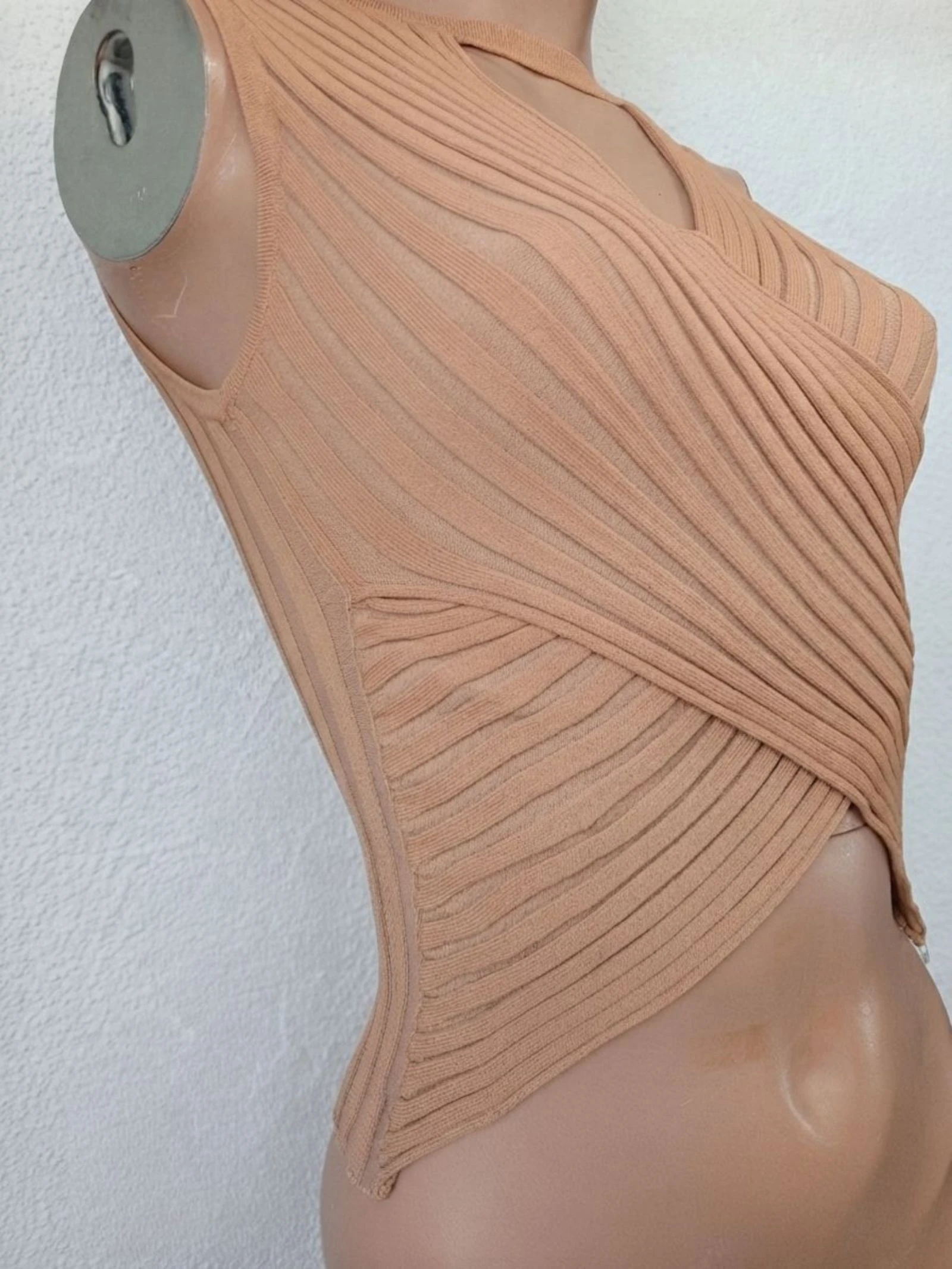 Top de punto asimétrico cruzado beige nude Y2K Aesthetics – photo 3